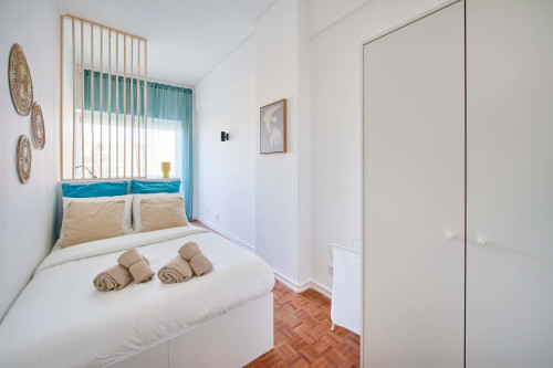 Room in a 9-bedroom apartment in Praça Alvalade, Lisboa - Room 5