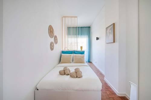 Room in a 9-bedroom apartment in Praça Alvalade, Lisboa - Room 5 - Gallery - 6