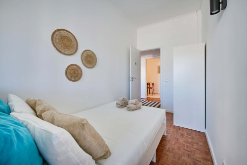 Room in a 9-bedroom apartment in Praça Alvalade, Lisboa - Room 6 - Gallery - 6