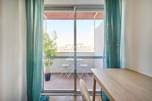 Room in a 9-bedroom apartment in Praça Alvalade, Lisboa - Room 6 - Gallery - 8