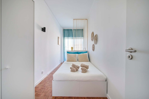 Room in a 9-bedroom apartment in Praça Alvalade, Lisboa - Room 6