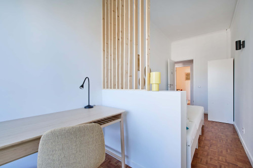 Room in a 9-bedroom apartment in Praça Alvalade, Lisboa - Room 6 - Gallery - 12