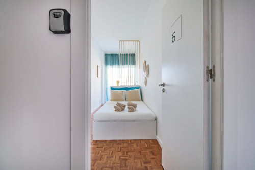 Room in a 9-bedroom apartment in Praça Alvalade, Lisboa - Room 6