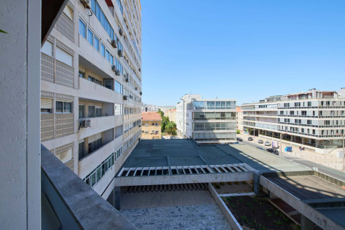 Room in a 9-bedroom apartment in Praça Alvalade, Lisboa - Room 6 - Gallery - 5