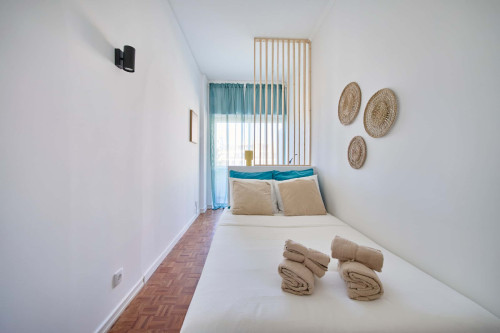 Room in a 9-bedroom apartment in Praça Alvalade, Lisboa - Room 6 - Gallery - 10