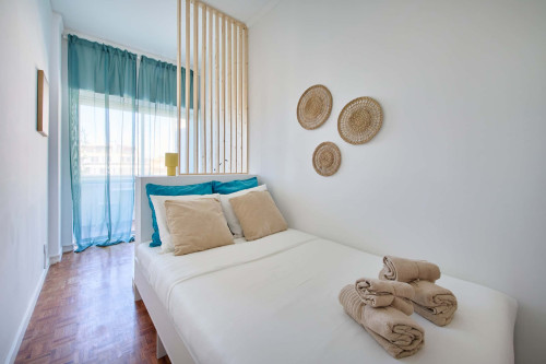Room in a 9-bedroom apartment in Praça Alvalade, Lisboa - Room 6 - Gallery - 13