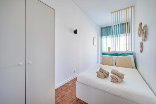 Room in a 9-bedroom apartment in Praça Alvalade, Lisboa - Room 6