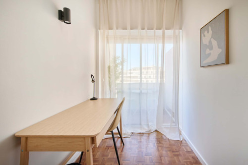 Room in a 9-bedroom apartment in Praça Alvalade, Lisboa - Room 8 - Gallery - 12