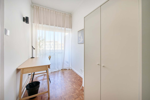 Room in a 9-bedroom apartment in Praça Alvalade, Lisboa - Room 8 - Gallery - 8