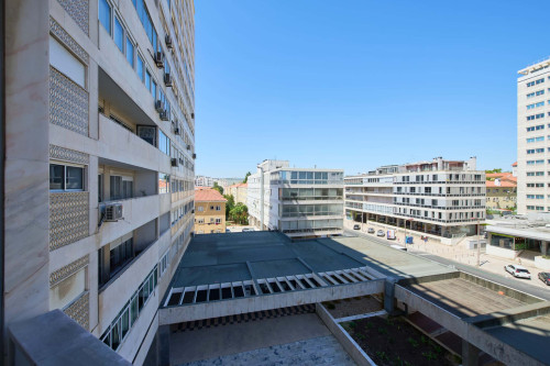 Room in a 9-bedroom apartment in Praça Alvalade, Lisboa - Room 8 - Gallery - 9