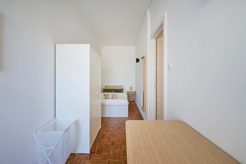 Room in a 9-bedroom apartment in Praça Alvalade, Lisboa - Room 8