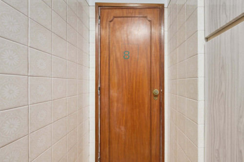 Room in a 9-bedroom apartment in Praça Alvalade, Lisboa - Room 8 - Gallery - 7