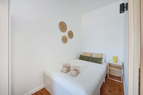 Room in a 9-bedroom apartment in Praça Alvalade, Lisboa - Room 8