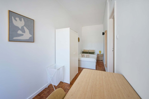 Room in a 9-bedroom apartment in Praça Alvalade, Lisboa - Room 8 - Gallery - 5