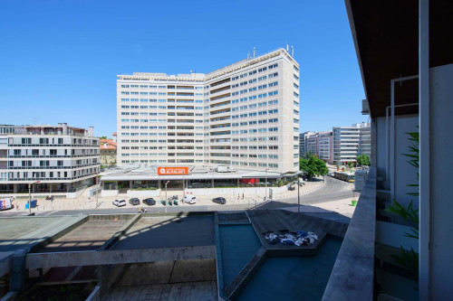 Room in a 9-bedroom apartment in Praça Alvalade, Lisboa - Room 8 - Gallery - 11