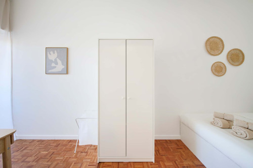 Room in a 9-bedroom apartment in Praça Alvalade, Lisboa - Room 8 - Gallery - 6