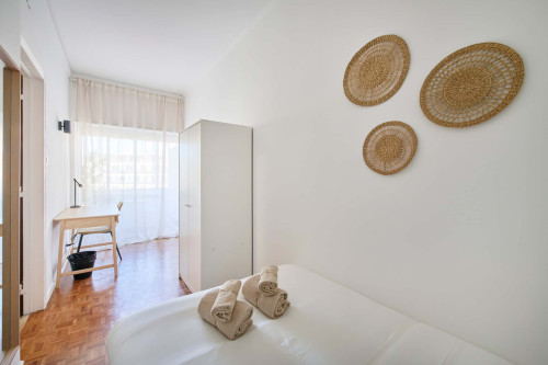 Room in a 9-bedroom apartment in Praça Alvalade, Lisboa - Room 8 - Gallery - 13