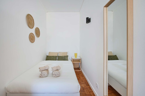 Room in a 9-bedroom apartment in Praça Alvalade, Lisboa - Room 8