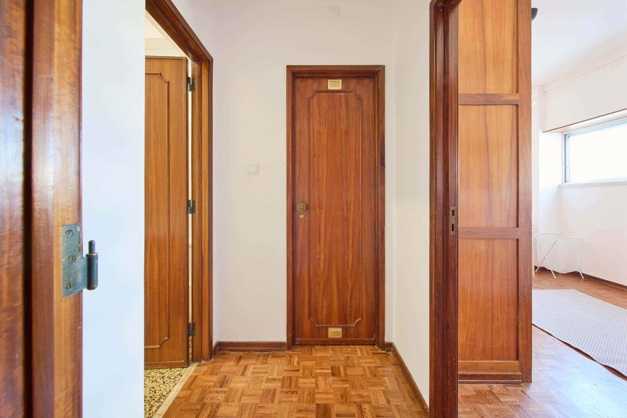 Room In A 9-Bedroom Apartment In Praça Alvalade, Lisboa - Room 9 - 1