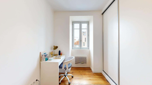Room in Rue Emile Guichenné, Pau for 84 m² with 4 bedrooms