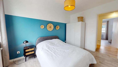 AV FRANCIS DE PRESSENSE 3E ETAGE PORTE DE GAUCHE