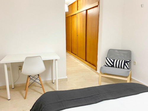 Double ensuite bedroom in a 3-bedroom apartment near Castell de la Santa Bàrbara