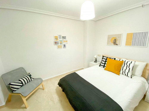 Double ensuite bedroom in a 3-bedroom apartment near Castell de la Santa Bàrbara