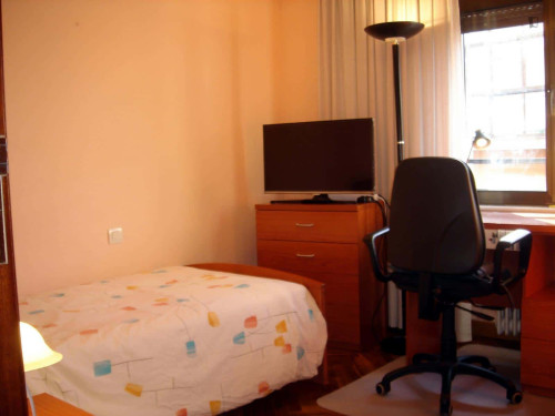 Room in Avenida de los Maristas, Salamanca with 5 bedrooms - Gallery - 17