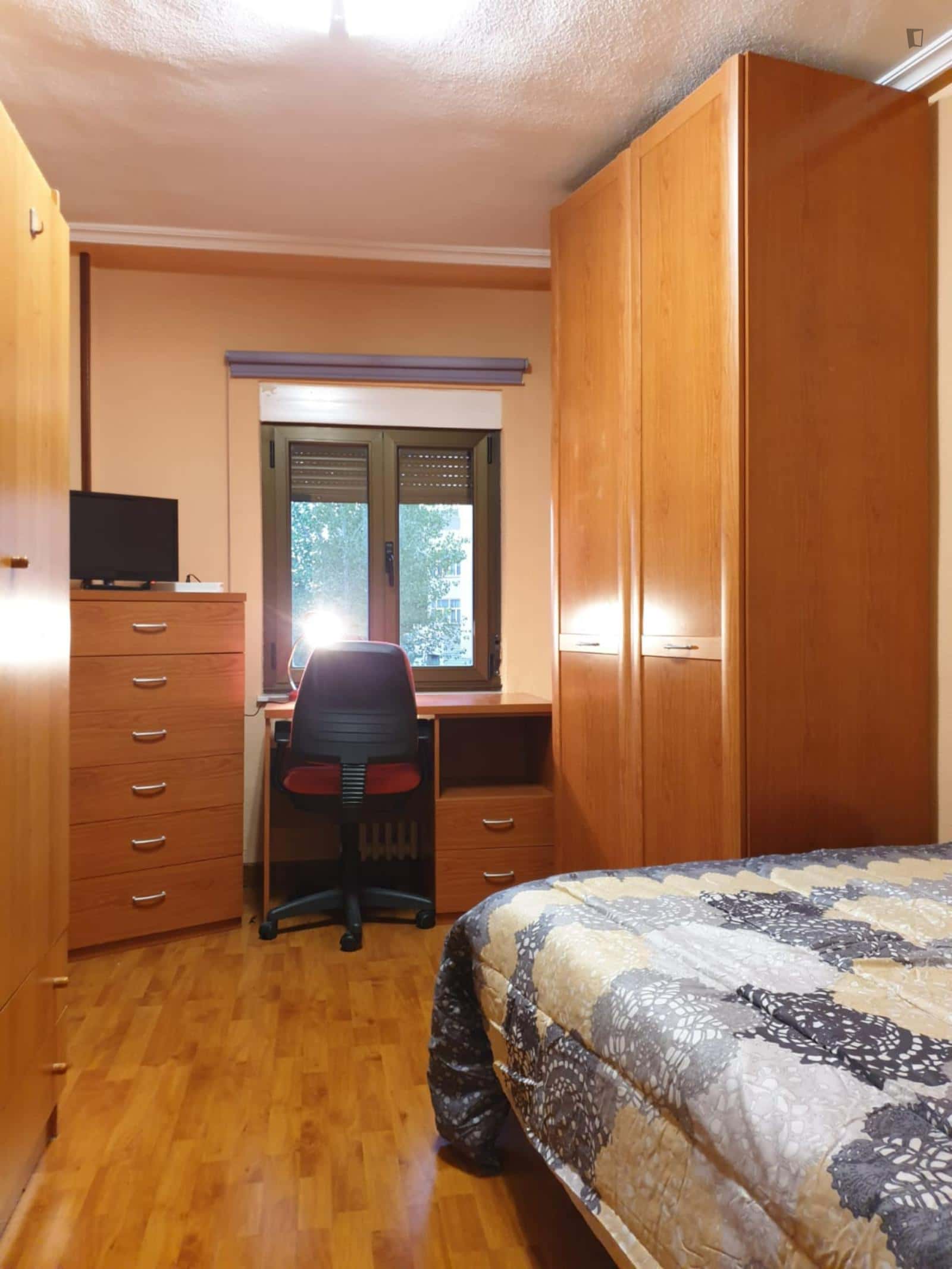 Room In Paseo De San Vicente, Salamanca With 5 Bedrooms - 1