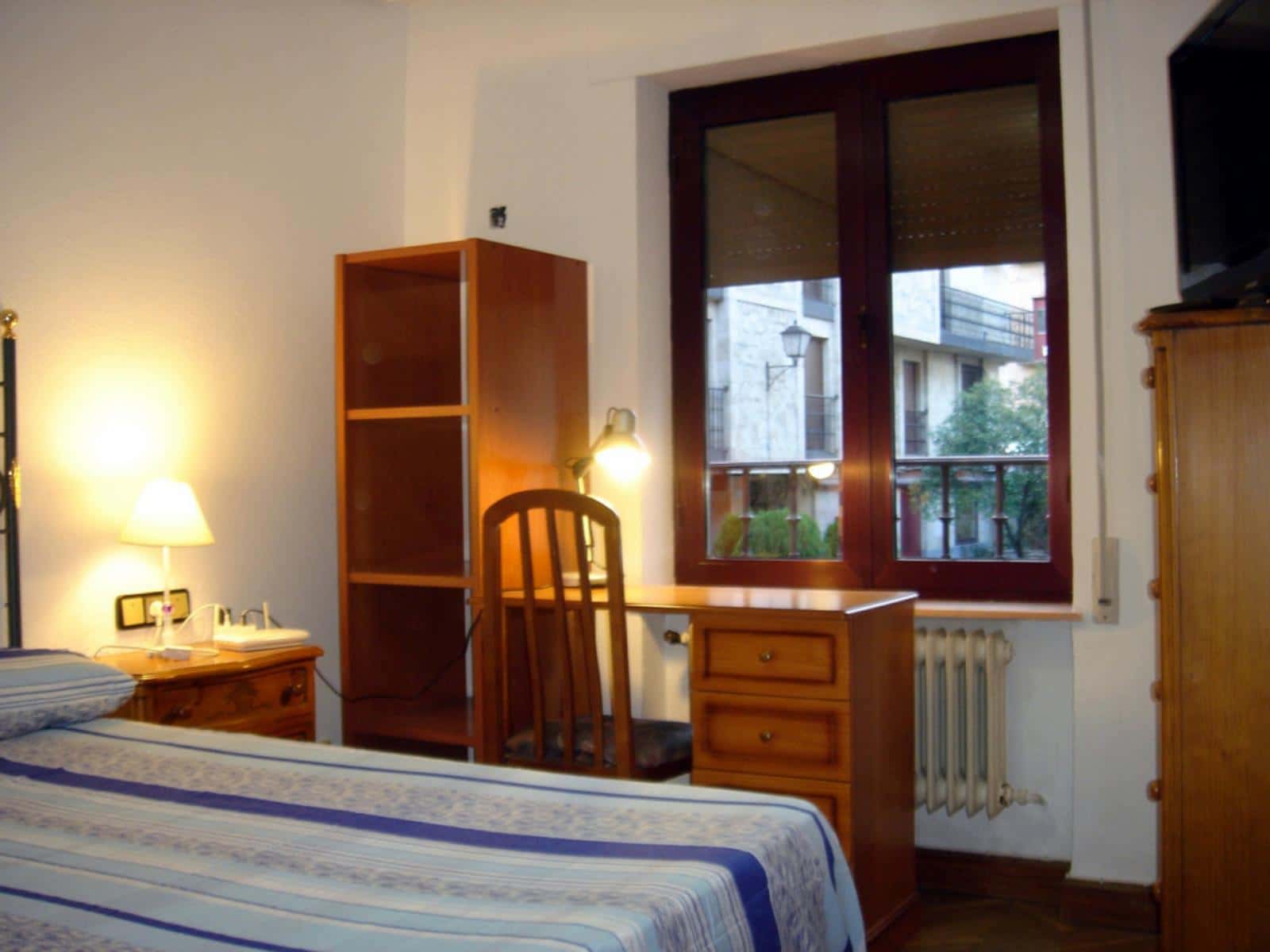Room In Calle Maestro Ávila, Salamanca With 5 Bedrooms - 1