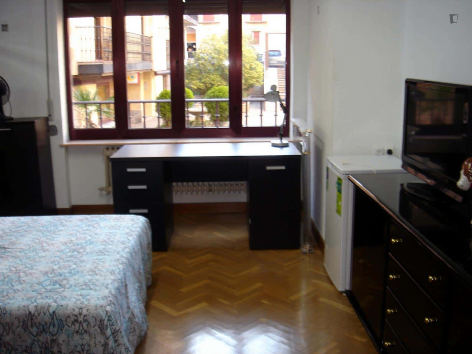 Room In Calle Maestro Ávila, Salamanca With 5 Bedrooms - 1