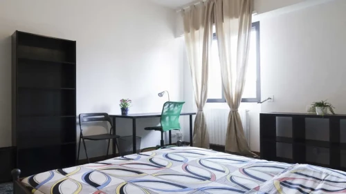 Room in a shared 4-bedroom apartment for rent in Isola.