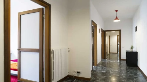 Room in a shared 4-bedroom apartment for rent in Isola. - Gallery - 12