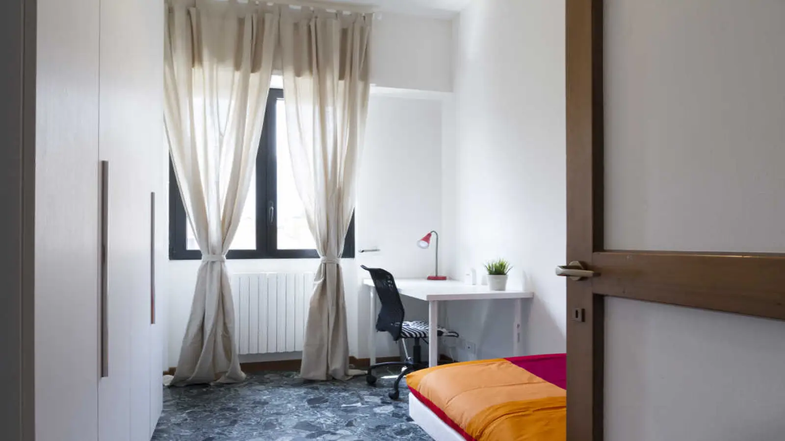 Room in a shared 4-bedroom apartment for rent in Isola. - Rooms