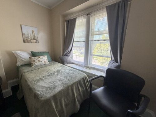 Furnished Room - Near Downtown - Gallery - 6