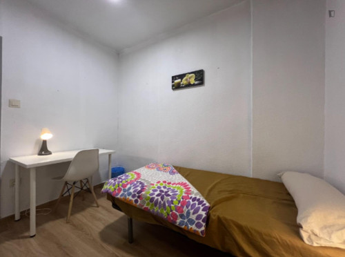 Beautiful single bedroom in a 4 bedroom apartment in Granada