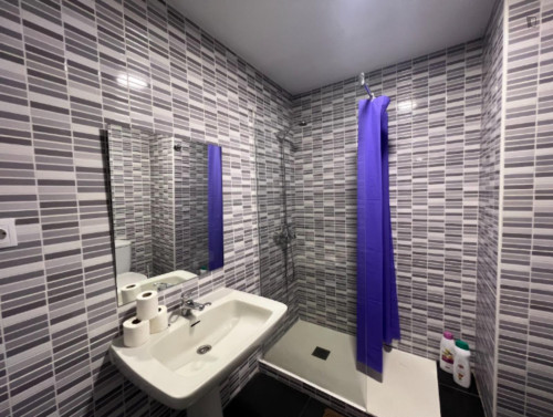 Beautiful single bedroom in a 4 bedroom apartment in Granada - Gallery - 9