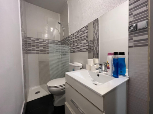 Beautiful single bedroom in a 4 bedroom apartment in Granada - Gallery - 12