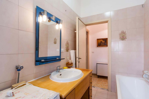 Room in Via di Torrevecchia, Roma for 140 m² with 3 bedrooms