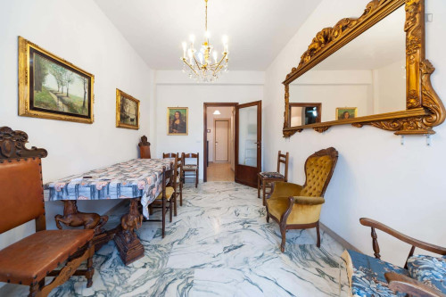Room in Via di Torrevecchia, Roma for 140 m² with 3 bedrooms
