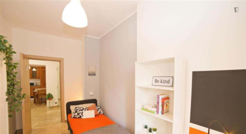Room in Via Piave, Varese for 130 m² with 5 bedrooms
