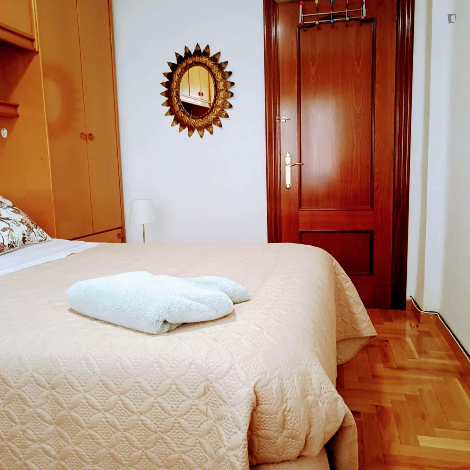 Room In Calle Granados, Oviedo With 3 Bedrooms - 1