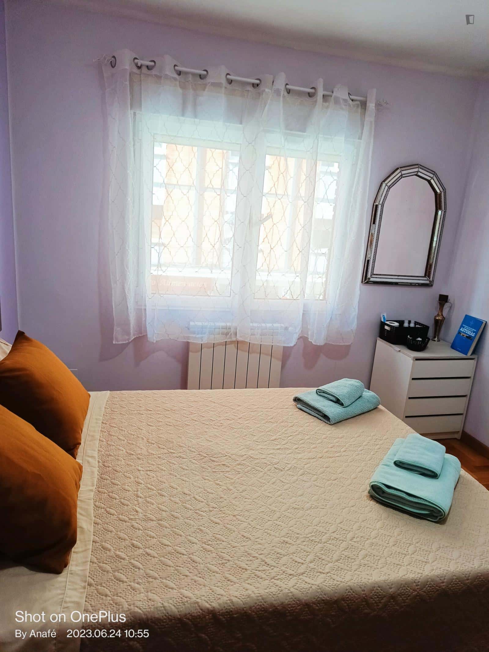 Room In Calle Granados, Oviedo With 3 Bedrooms - 1