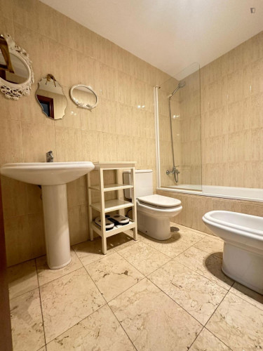 Incredible double bedroom in a 4 bedroom apartment - Gallery - 9