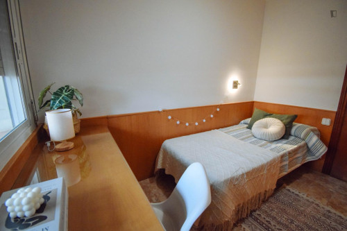 Single bedroom, with balcony, in 4-bedroom apartment