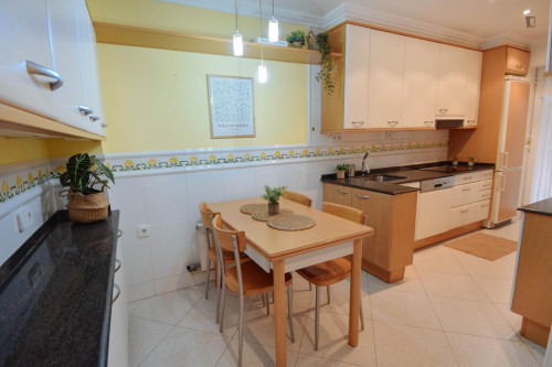 Single bedroom, with balcony, in 4-bedroom apartment - Gallery - 6