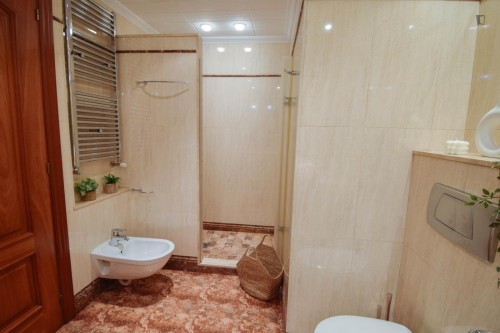 Single bedroom, with balcony, in 4-bedroom apartment - Gallery - 7