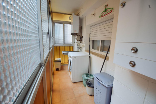 Single bedroom, with balcony, in 4-bedroom apartment - Gallery - 11