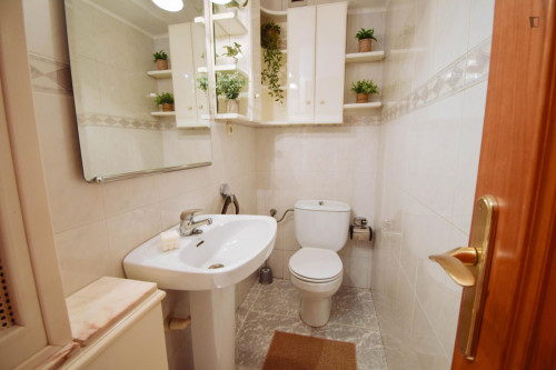 Single bedroom, with balcony, in 4-bedroom apartment - Gallery - 9