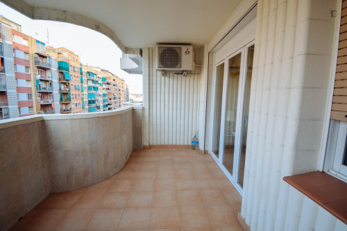 Single bedroom, with balcony, in 4-bedroom apartment - Gallery - 10